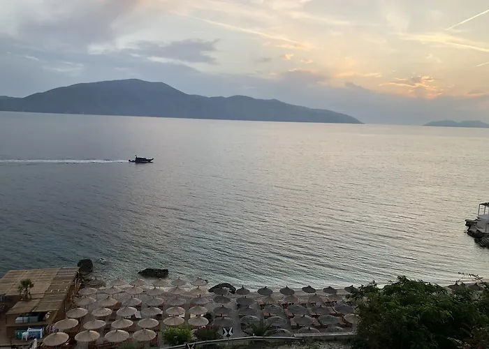 Envi فندق Radhimë