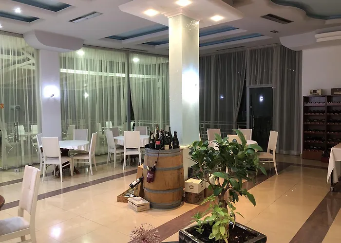 Envi فندق Radhimë